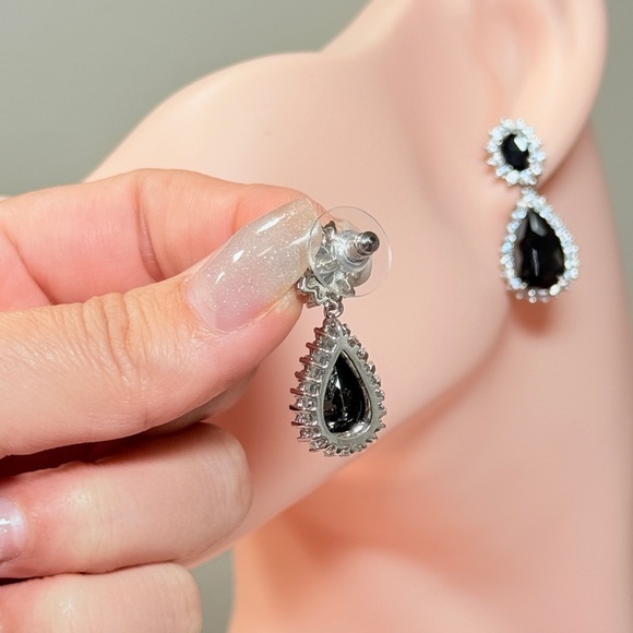 ⚜️ Elegant Black and Silver Drop Earrings - Picture 5 of 8